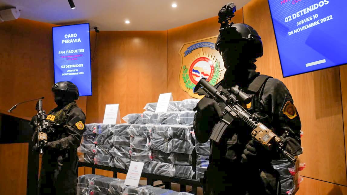 Ocupan 444 paquetes de presunta cocaína en una lancha
