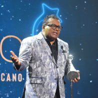 Pochy Familia recibe Premio Soberano por su trayectoria musical