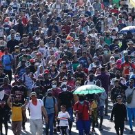 Autoridades detienen más de 300 migrantes al disolver dos caravanas en México