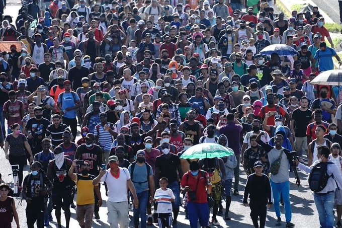 Autoridades detienen más de 300 migrantes al disolver dos caravanas en México