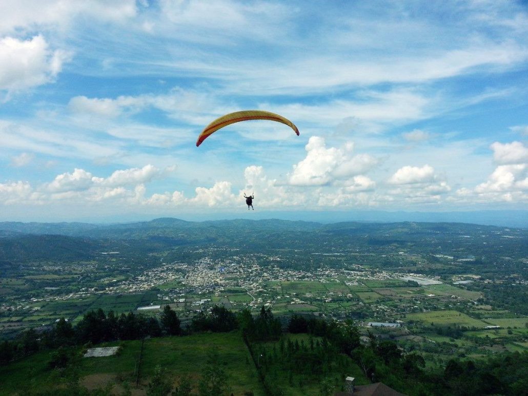 Accidente de parapente deja una persona fallecida y otra herida en Constanza