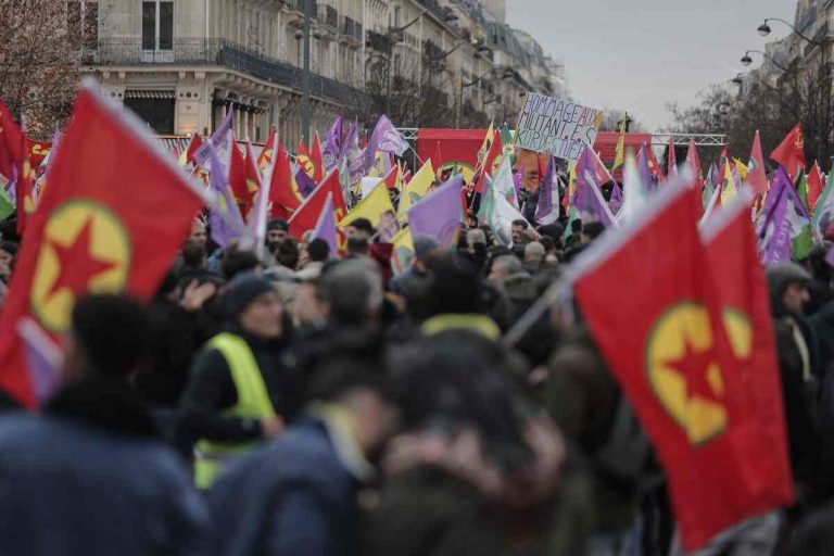 Marcha en Francia tras ataque contra centro kurdo | Noticias de hoy en De Último Minuto