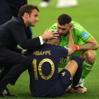 Macron consuela a Mbappé tras derrota en Qatar