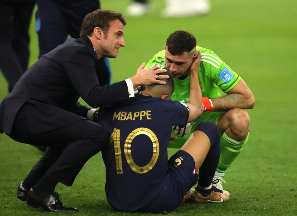 Macron consuela a Mbappé tras derrota en Qatar