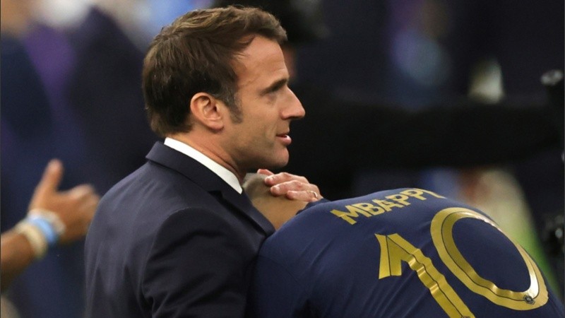 Macron consuela a Mbappé tras derrota en Qatar