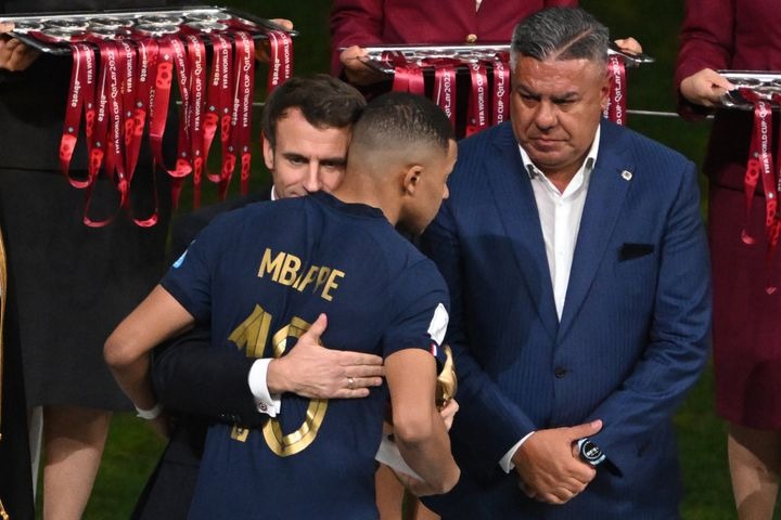 Macron consuela a Mbappé tras derrota en Qatar