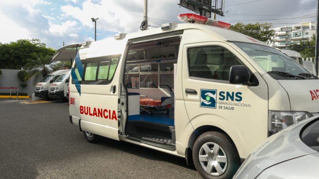 Abinader entrega 13 ambulancias, 40 furgonetas y cinco camiones al SNS