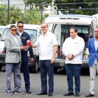 Abinader entrega 13 ambulancias, 40 furgonetas y cinco camiones al SNS