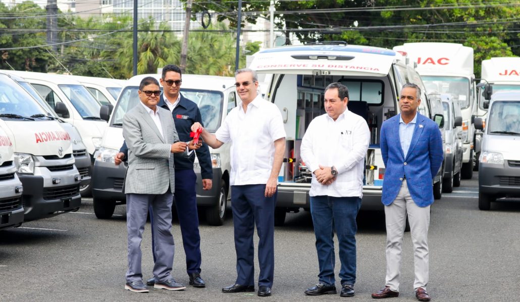 Abinader entrega 13 ambulancias, 40 furgonetas y cinco camiones al SNS
