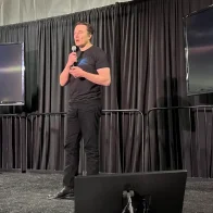 Musk quiere implantar chips cerebrales en humanos