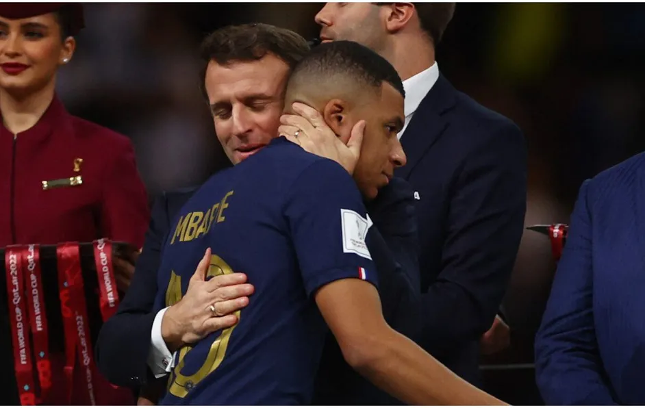 Macron consuela a Mbappé tras derrota en Qatar
