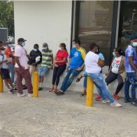 Conductores hacen largas filas para comprar el marbete
