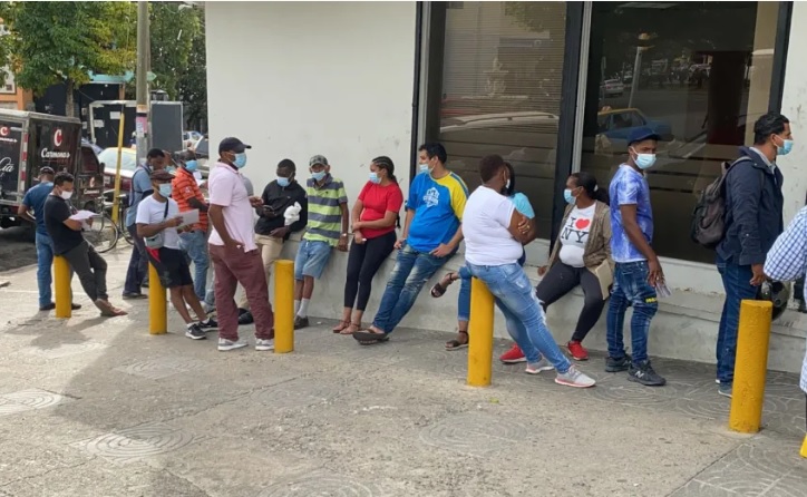 Conductores hacen largas filas para comprar el marbete