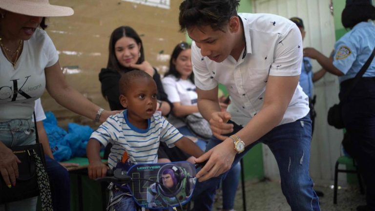 Fundacion entrega juguetes a cientos de ninos en Boca Chica por el Dia de Reyes | Noticias de hoy en De Último Minuto