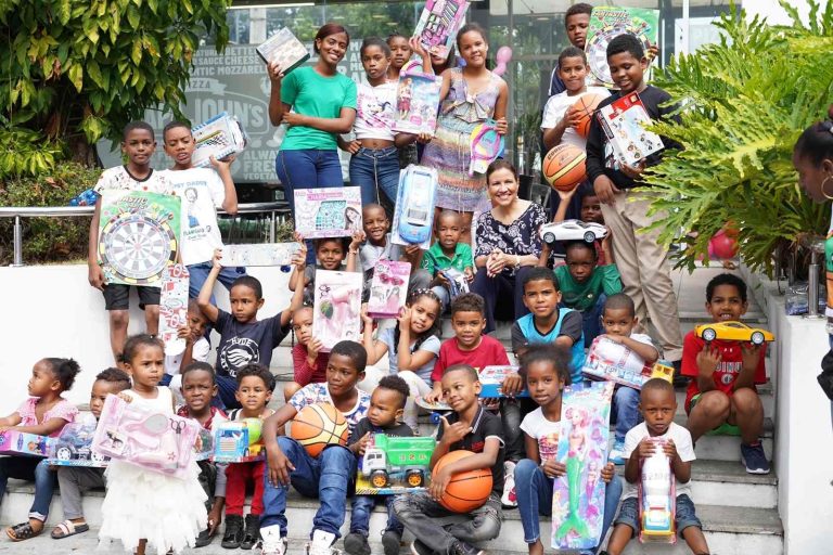 Margarita Cedeno entrega juguetes a ninos de escasos recursos por el Dia de Reyes | Noticias de hoy en De Último Minuto