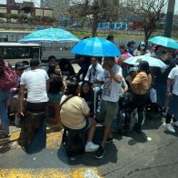 Fanáticos de Romeo Santos esperándolo en las afueras del estadio.