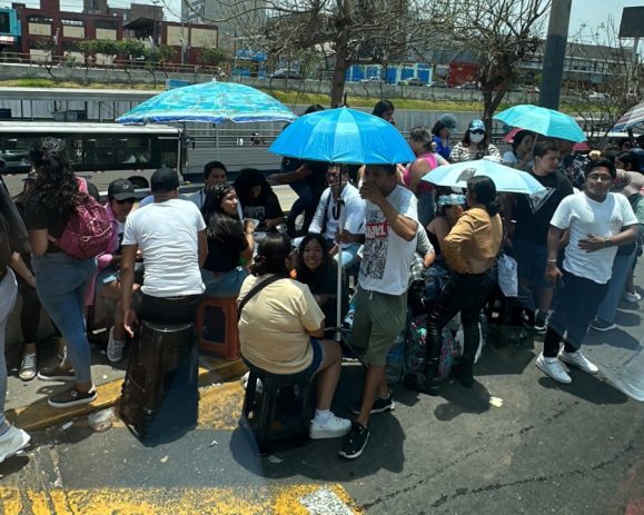 Fanáticos de Romeo Santos esperándolo en las afueras del estadio.