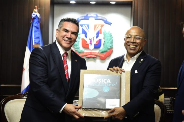 Presidente Pacheco recibe visita de comisión de COPPPAL