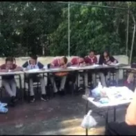 Más de 100 estudiantes recibiendo clases a la intemperie.