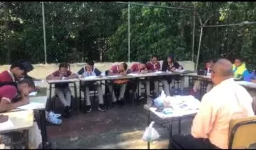Más de 100 estudiantes recibiendo clases a la intemperie.