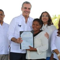 Presidente Abinader entrega 490 títulos de propiedad en Azua
