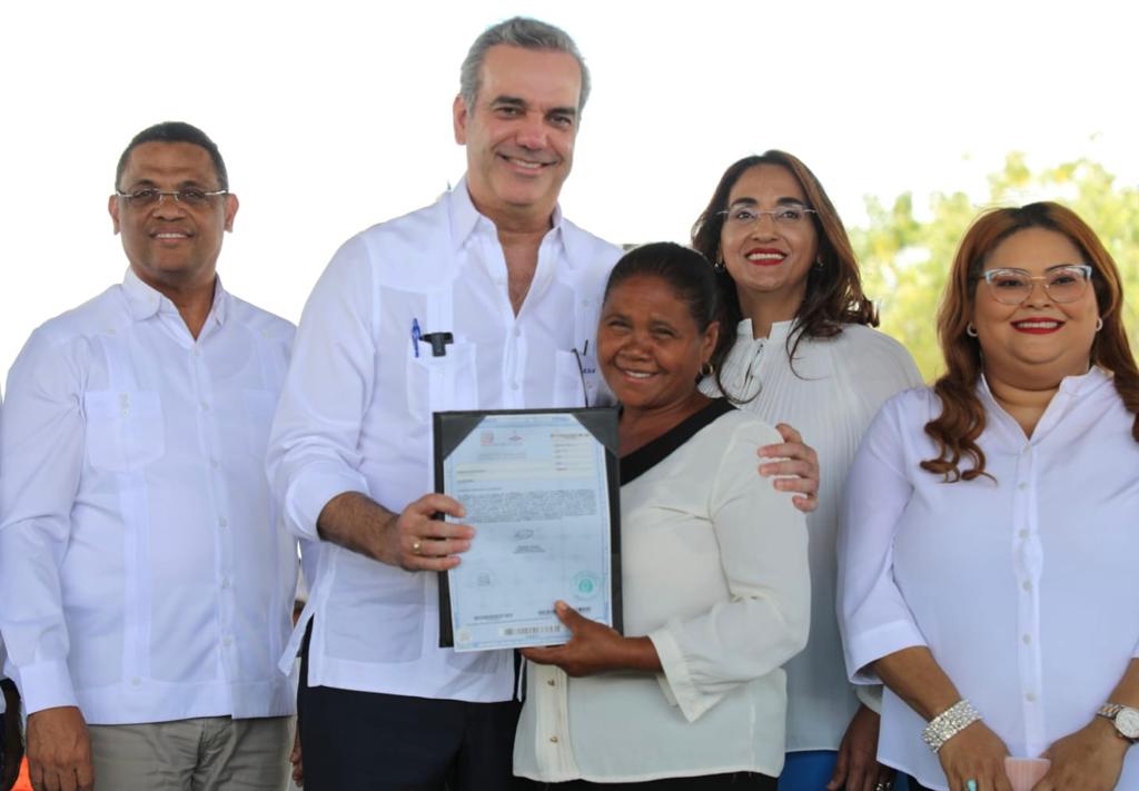 Presidente Abinader entrega 490 títulos de propiedad en Azua