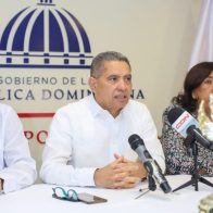 El viceministro de Deportes, Kennedy Vargas, habla sobre los Juegos en representación del ministro Francisco Camacho. Figura el también viceministro, Leopoldo Portes