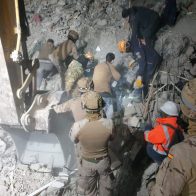 Los rescatistas liberan a un bebé de dos meses tras 128 horas bajo escombros