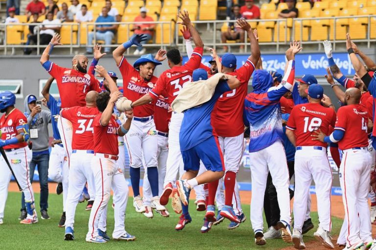Tigres del Licey de RD avanzan a las semis-finales de la Serie del Caribe 3 | Noticias de hoy en República Dominicana ramonhernandezcelebrajonroncontracurazao | Noticias de hoy en De Último Minuto