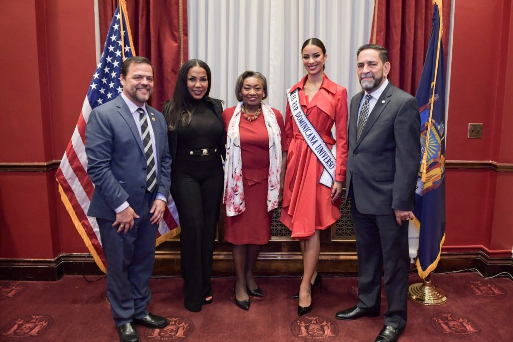 Cónsul dominicano y Miss Universo RD reciben resolución del Senado del Estado de NY