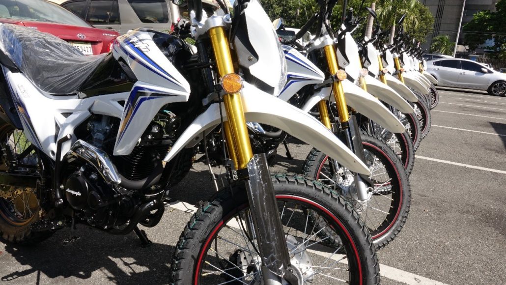 Policía apresa hombre que intentó despojarlo de una motocicleta