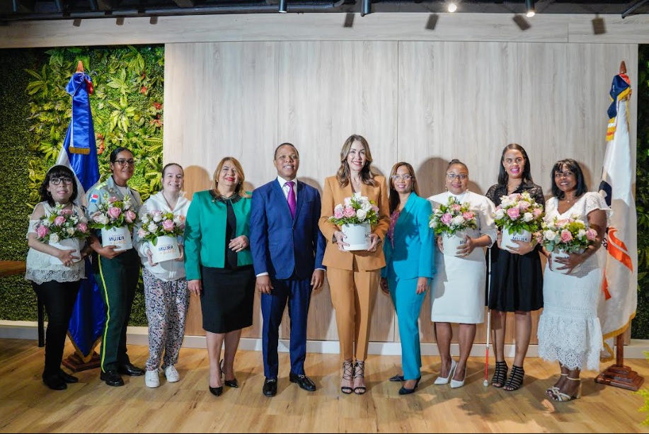 Edesur entrega reconocimiento "Mujer de luz a Mariasela Álvarez y Katherine Motyka, de Jompéame