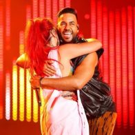 Romeo anuncia concierto en PR mientras acompañaba a Karol G en el escenario