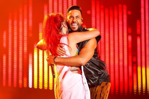 Romeo anuncia concierto en PR mientras acompañaba a Karol G en el escenario