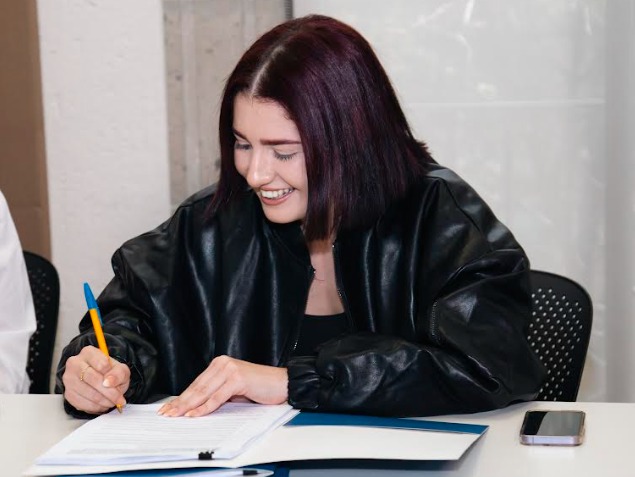 VALENTINA firma con Universal Music Group México
