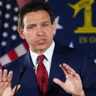 DeSantis firma ley que prohíbe en Florida el aborto a las seis semanas