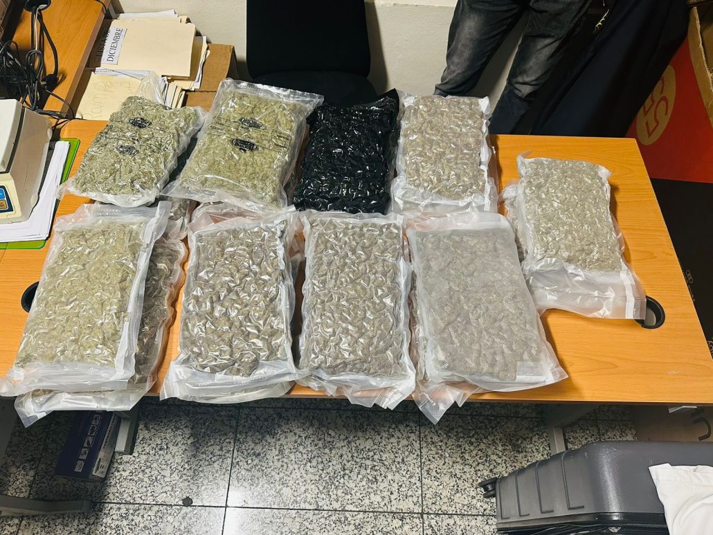 OCUPAN 18 PAQUETES DE MARIHUANA EN EL AILA; DISPONEN PERSONAL ADICIONAL EN AEROPUERTOS