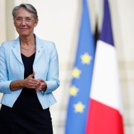 Silbatos y cacerolas reciben a la primera ministra en el centro de Francia