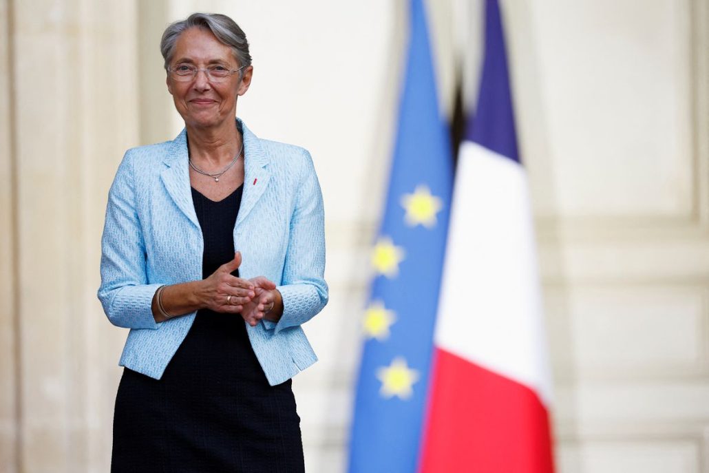 Silbatos y cacerolas reciben a la primera ministra en el centro de Francia