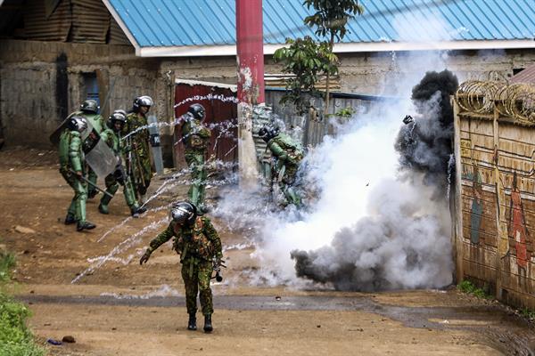 La Policía dispersa a la oposición con gases en nuevas protestas en Kenia