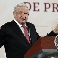 Presidente de México critica las medidas antiinmigrantes de Texas y Florida