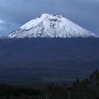 El volcán ecuatoriano Cotopaxi emana una columna de vapor de agua y gases