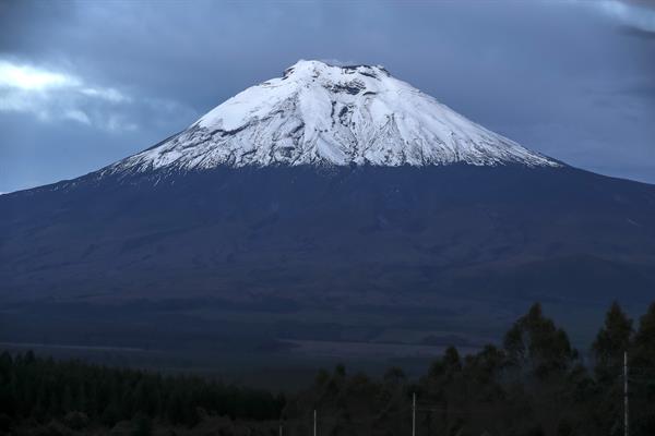 El volcán ecuatoriano Cotopaxi emana una columna de vapor de agua y gases