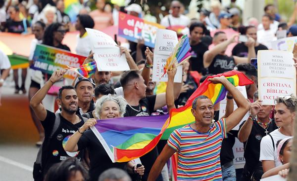 Cientos de personas participan en la conga contra la homofobia y la transfobia en Cuba