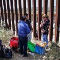 Vendedores de comida se lucran con migrantes varados en la frontera