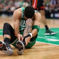 Jayson Tatum, líder de los Boston Celtics, expresó este lunes su frustración por la torsión de tobillo