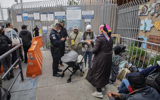 Migrantes que buscan asilo en EEUU acampan en cruce fronterizo en la mexicana Tijuana