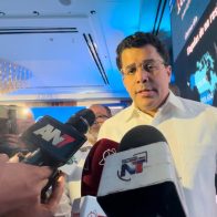 Ministerio de Turismo entregará 10 camiones para combatir el sargazo