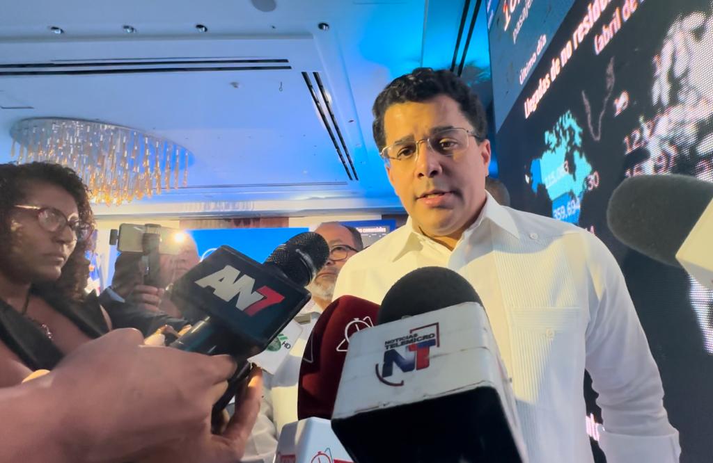 Ministerio de Turismo entregará 10 camiones para combatir el sargazo