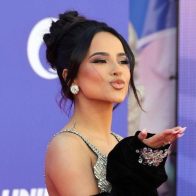 Becky G reacciona al atropello de la prensa en aeropuerto de México